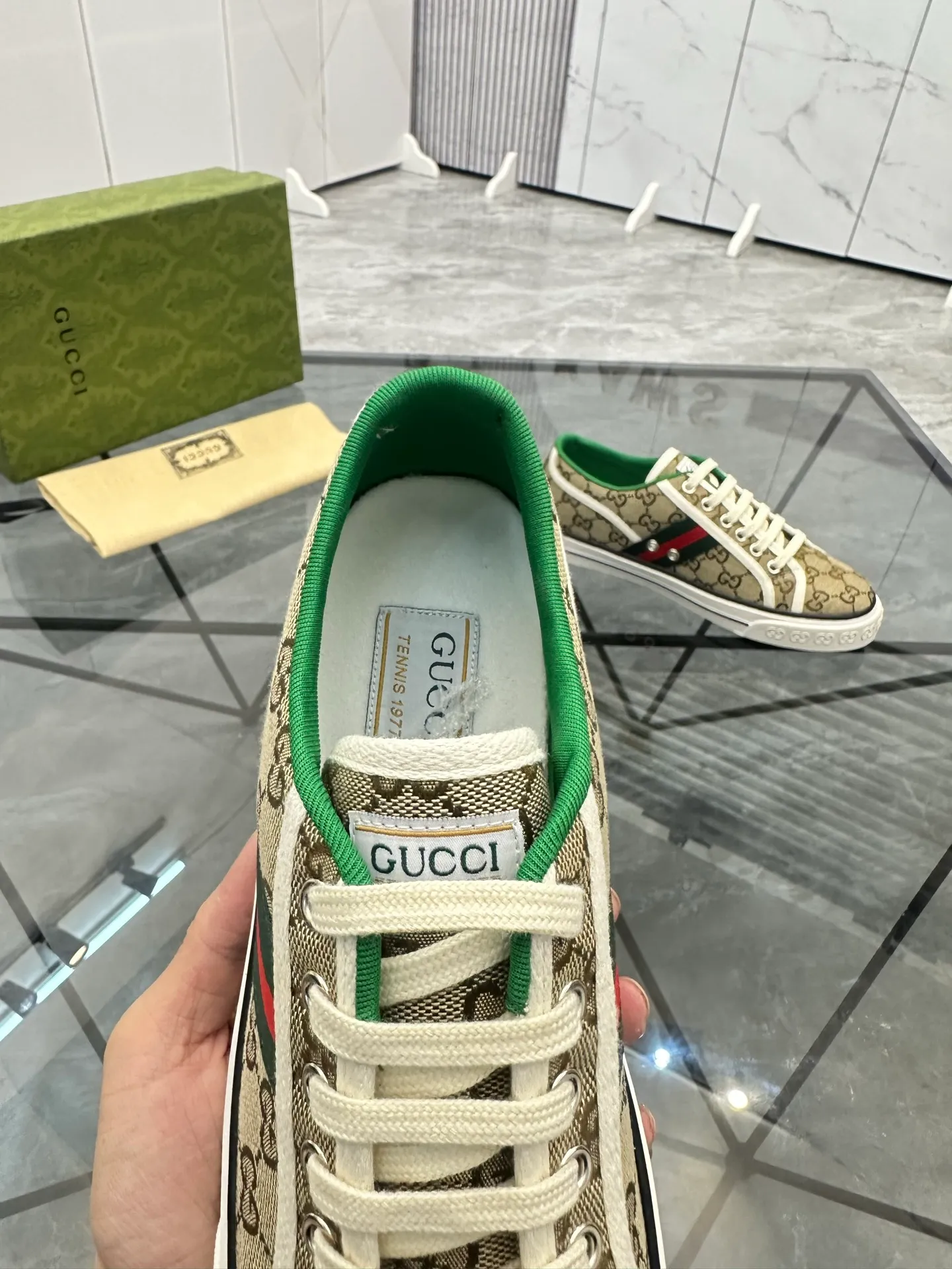 Men's shoes: 💰P360¥ Product trademark: Gucci* "Gucci*" low-cut casual shoes Regular size: 38-44 (can be customized to 45.46.) Product materials: Original material from the upper counter, breathable lining, original outsole. Number: 661